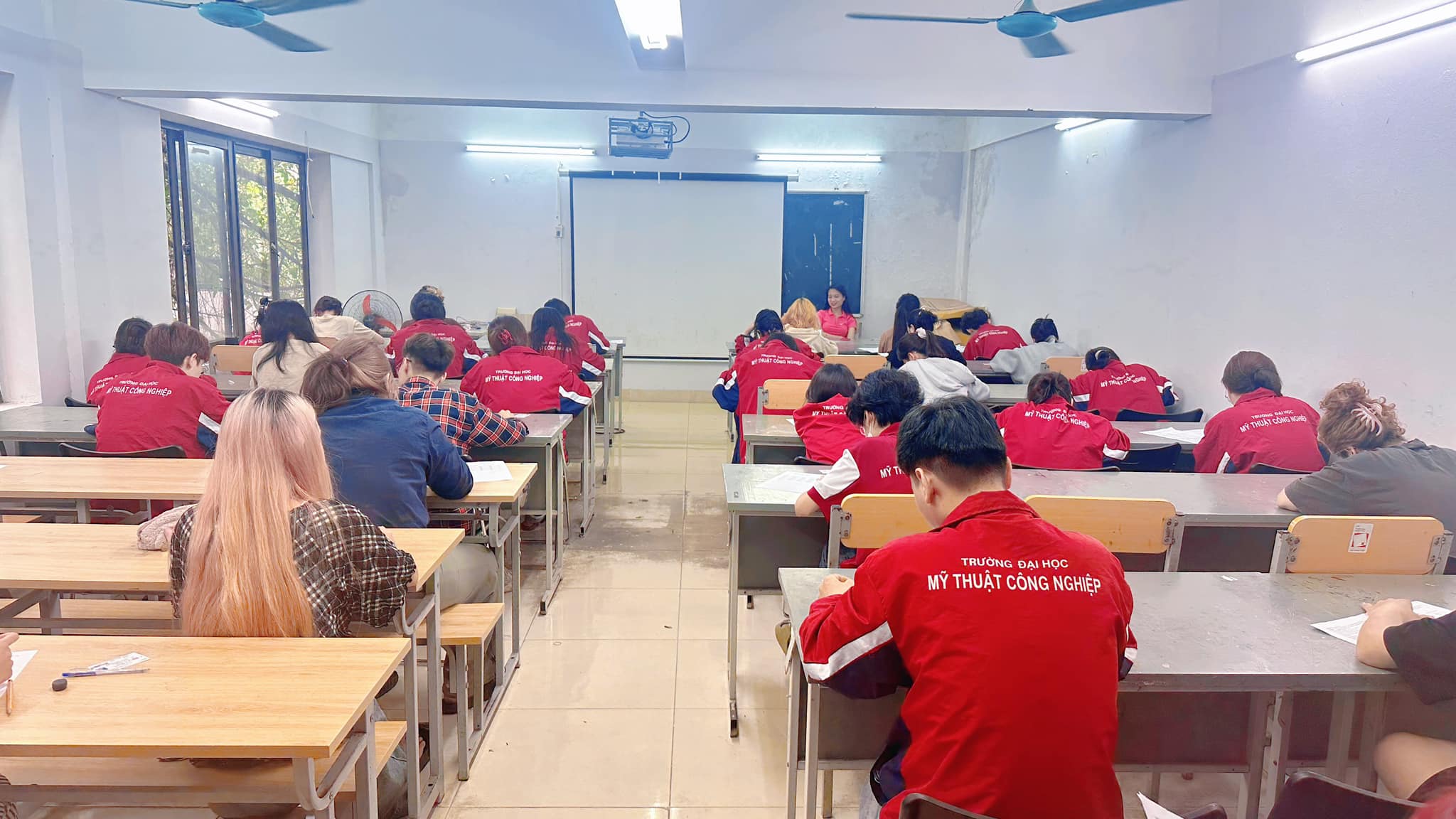 Sáng ngày 25/5 vừa qua, kỳ kiểm tra đánh giá năng lực tiếng Anh bậc A2 đã được tổ chức thành công tại Trường Đại học Mỹ thuật Công nghiệp, với sự phối hợp chuyên môn từ Trung tâm Ngoại ngữ EDC.