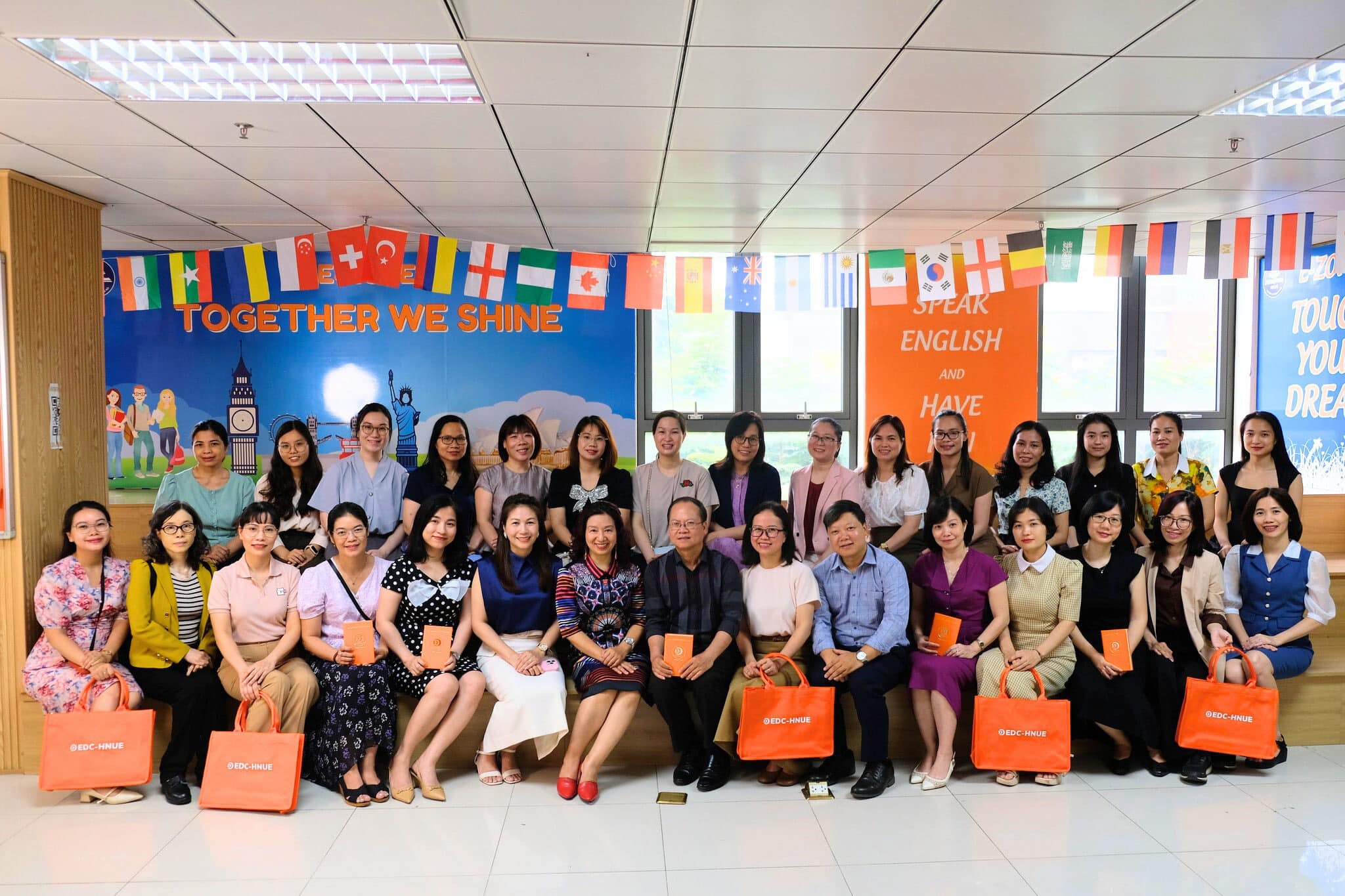 Sáng ngày 17/6/2025, Trung tâm Phát triển Giáo dục và Công nghệ số – Trường Đại học Sư phạm Hà Nội vinh dự được đón tiếp đoàn công tác của Khoa Ngoại ngữ – Học viện Ngân hàng đến thăm và làm việc, với mục tiêu tăng cường kết nối, chia sẻ kinh nghiệm và mở rộng khả năng hợp tác chuyên môn trong lĩnh vực đào tạo, đánh giá năng lực ngoại ngữ và phát triển học liệu số.