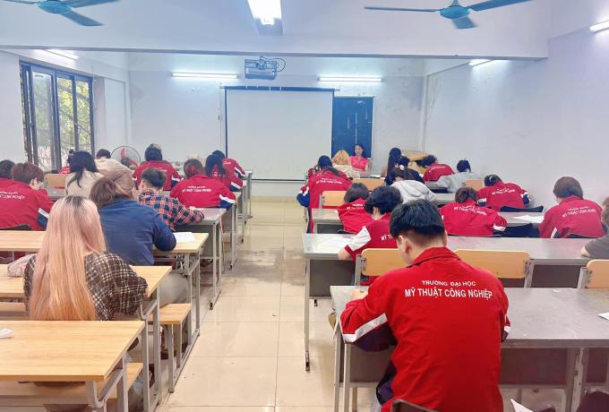 Sáng ngày 25/5 vừa qua, kỳ kiểm tra đánh giá năng lực tiếng Anh bậc A2 đã được tổ chức thành công tại Trường Đại học Mỹ thuật Công nghiệp, với sự phối hợp chuyên môn từ Trung tâm Ngoại ngữ EDC.