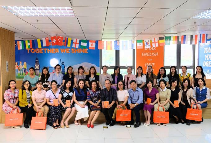 Sáng ngày 17/6/2025, Trung tâm Phát triển Giáo dục và Công nghệ số – Trường Đại học Sư phạm Hà Nội vinh dự được đón tiếp đoàn công tác của Khoa Ngoại ngữ – Học viện Ngân hàng đến thăm và làm việc, với mục tiêu tăng cường kết nối, chia sẻ kinh nghiệm và mở rộng khả năng hợp tác chuyên môn trong lĩnh vực đào tạo, đánh giá năng lực ngoại ngữ và phát triển học liệu số.